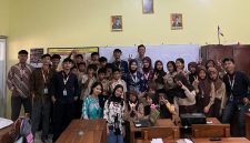 Mahasiswa KKN UPGRIS Kelompok 9 Desa Leyangan berfoto bersama siswa SDN Leyangan usai melaksanakan program GASPOL (Gadget Sehat, Positif, dan Terkontrol), Jumat (23/1/2026).