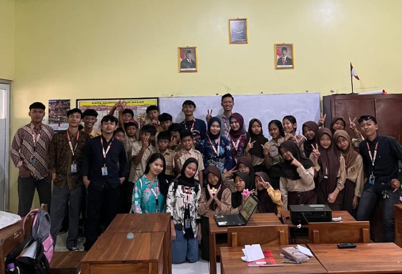 Mahasiswa KKN UPGRIS Kelompok 9 Desa Leyangan berfoto bersama siswa SDN Leyangan usai melaksanakan program GASPOL (Gadget Sehat, Positif, dan Terkontrol), Jumat (23/1/2026).