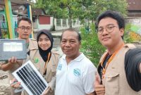 Tim KKN-T 28 menyerahkan penerangan panel surya kepada ketua RT 02/ RW 04 Desa Pugeran pada Rabu (21/1/26)