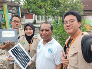 Mahasiswa KKN-T 28 UNDIP Dorong Energi Terbarukan dengan Pasang Penerangan Panel Surya di Desa Pugeran