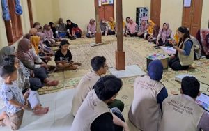 KKN-T Tim 28 UNDIP Edukasi Baku Mutu Kualitas Air dan Pembuatan Filter Air Sederhana di Desa Pugeran