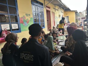 Lestarikan Budaya Sejak Dini, Mahasiswa KKN UPGRIS Kenalkan DOKAR BOBO di POS PAUD Cahaya Hati
