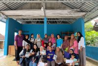 Mahasiswa KKN Tematik UNDIP 29 Desa Sawit bersama peserta UMKM dalam kegiatan edukasi merek dan pengelolaan keuangan usaha.