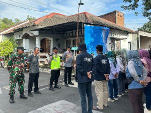 Mahasiswa KKN UPGRIS Kelompok 26 Melakukan Pendampingan dalam Aksi Pemberantasan Jentik Nyamuk di RW 08 Kelurahan Palebon