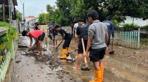 Sinergi KKN UPGRIS dan Warga RW 01 Pulihkan Lingkungan Pascabanjir