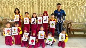 Mahasiswa KKN UPGRIS Kelompok 04 Asah Kreativitas Siswa SDN Semampir Lewat Kolase Biji-Bijian