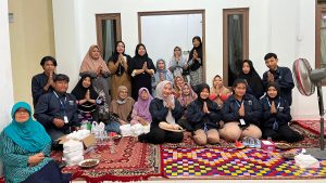 Pererat Silaturahmi, KKN UPGRIS Kelompok 04 Hadiri Arisan Ibu-Ibu RT 2 RW 1 Desa Semampir