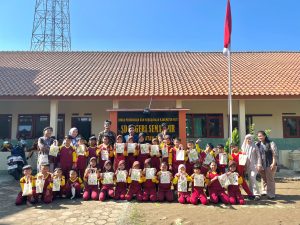 Kreatif dan Ramah Lingkungan, Siswa SDN Semampir Ciptakan Tas Ecoprint Bersama KKN UPGRIS