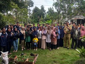 Mahasiswa KKN-T 2026 UNDIP Bersama KWT Sri Rejeki Lakukan Aksi Penanaman 400 Bibit Cabai