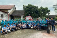 Mahasiswa KKN UPGRIS bersama petugas Damkar Kabupaten Semarang dan ibu-ibu PKK Kelurahan Beji dalam sosialisasi pencegahan kebocoran gas LPG di Ungaran Timur, Minggu (8/2/2026)