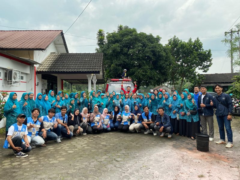 Mahasiswa KKN UPGRIS bersama petugas Damkar Kabupaten Semarang dan ibu-ibu PKK Kelurahan Beji dalam sosialisasi pencegahan kebocoran gas LPG di Ungaran Timur, Minggu (8/2/2026)