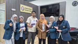Mahasiswa Magang Ilmu Perpustakaan dan Informasi Hadirkan Buku Panduan Mandiri Bagi Pemustaka Digital Library Sekolah Vokasi Undip