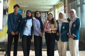 Melalui Magang, Mahasiswa Ilmu Perpustakaan dan Informasi Undip Kenali Praktik Layanan Perpustakaan Secara Langsung