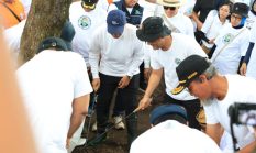 Gubernur Ahmad Luthfi Turun Tangan Bersihkan Pantai Batang, Dorong Jateng Menuju Zero Waste 2029