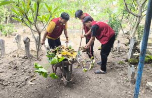 Mahasiswa KKN UPGRIS Kelompok 28 Kalicari Bantu Persiapan Pengajian Arwah Jamak di Makam Muslim RW 4