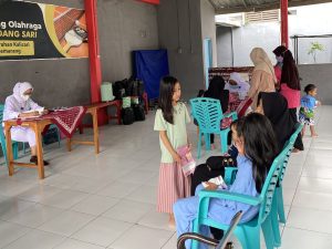 Mahasiswa KKN Kelompok 28 UPGRIS Kalicari Bantu Posyandu Gelar Imunisasi dan Pemeriksaan Kesehatan di Balai RW 1