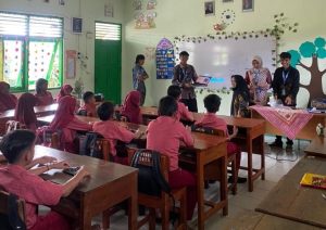 Mahasiswa KKN UPGRIS Kelompok 21 Kenalkan Program Gogik Library Guna Menumbuhkan Semangat Membaca di SDN Gogik 01