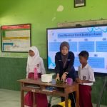 Tanamkan Hidup Bersih Sejak Dini, KKNT UNDIP Tim 27 Edukasi Hand Sanitizer Alami di SDN 2 Plosowangi