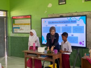 Tanamkan Hidup Bersih Sejak Dini, KKNT UNDIP Tim 27 Edukasi Hand Sanitizer Alami di SDN 2 Plosowangi