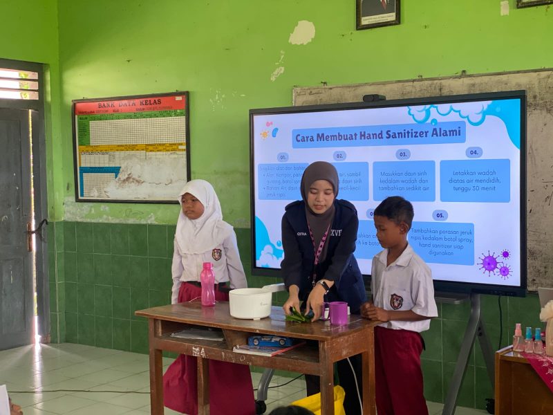 Mahasiswa KKNT UNDIP Tim 27 mendemonstrasikan pembuatan hand sanitizer alami berbahan daun sirih kepada siswa SDN 2 Plosowangi, Klaten (20/1/26)