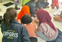 Mahasiswa KKN Universitas PGRI Semarang (UPGRIS) Kelompok 26 mendampingi anak-anak dalam kegiatan bimbingan belajar berbasis literasi digital di Kelurahan Palebon, Semarang, Sabtu (31/1/2026).