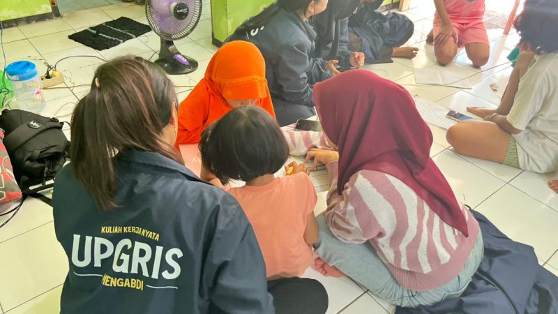Mahasiswa KKN Universitas PGRI Semarang (UPGRIS) Kelompok 26 mendampingi anak-anak dalam kegiatan bimbingan belajar berbasis literasi digital di Kelurahan Palebon, Semarang, Sabtu (31/1/2026).