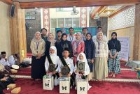 Mahasiswa KKN UPGRIS bersama santri TPQ Mukaromah usai pelaksanaan Khotmil Qur’an di RW 08, Kelurahan Gemah, Semarang, Minggu (1/2/2026).
