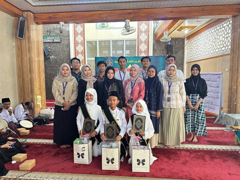 Mahasiswa KKN UPGRIS bersama santri TPQ Mukaromah usai pelaksanaan Khotmil Qur’an di RW 08, Kelurahan Gemah, Semarang, Minggu (1/2/2026).