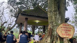 Mahasiswa KKN UPGRIS Bersama KKN UNNES Mengikuti Kegiatan Nyadran di Pemakaman Sekukusan Desa Wisata Lerep