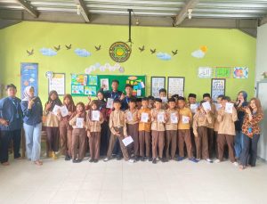 Mahasiswa KKN UPGRIS Kelompok 21 Dorong Minat Belajar Siswa SD Islam Gintungan Melalui Program Gogik Library
