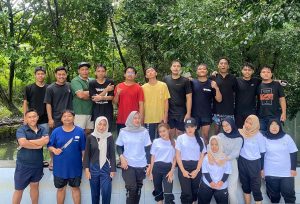 Sinergi Mahasiswa KKN UPGRIS dan Karang Taruna Gintungan Jaga Kelestarian Embung Sukoponco