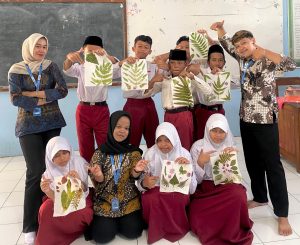 Mahasiswa KKN UPGRIS Kelompok 21 Kenalkan Seni Ecoprint Berbasis Lingkungan kepada Siswa MI Ma’arif Desa Gogik