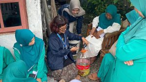 Dukung Gerakan Pilah Sampah, Mahasiswa KKN UPGRIS Ajarkan Pembuatan Pupuk Organik Cair di RT 04 RW 05 Palebon