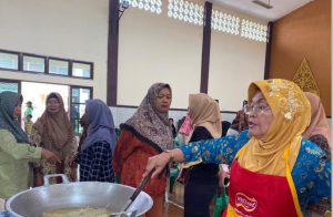 Inovasi Olahan Ikan, Mahasiswa KKN UPGRIS Kelompok 26 Dampingi Pelatihan Memasak Lele Krispi di Kelurahan Palebon