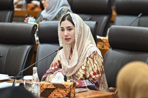 Industri AMDK Didorong Lebih Bertanggung Jawab, DPR Ingatkan Risiko Kesehatan dan Lingkungan