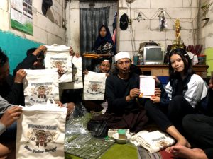 Penguatan Ekonomi Kreatif Kesenian Barongan melalui Pengembangan Merchandise dan Media Promosi oleh Mahasiswi KKN-T UNDIP