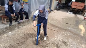 KKN-T Tim 5 Undip Atasi Genangan di TPS3R Karangsari Kendal melalui Pembuatan Biopori dan Edukasi Perawatan