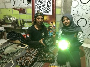 Mahasiswi KKN-T Tim 5 Undip Dukung Barongan New Putro Budoyo Kendal Lewat Pengadaan Lampu Sorot Panggung