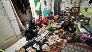 Memperkuat Identitas Pentas Barongan melalui Karya Backdrop Kreatif Mahasiswa