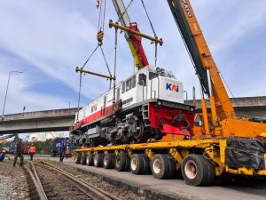 KAI Logistik Distribusikan 4 Lokomotif Hidrolik untuk Perkuat Kesiapan Operasional Angkutan Lebaran