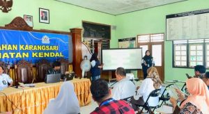 Edukasi Pembuatan Pakan Ternak dari Eceng Gondok oleh Mahasiswi KKN-T UNDIP untuk Mendukung UMKM Karangsari