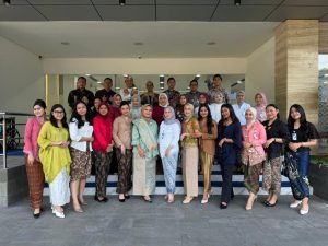 Semarak Hari Kartini, Pekerja BRI Branch Office Gunung Sahari Kenakan Pakaian Nasional Beraneka Warna