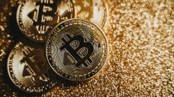 Grafik prediksi harga Bitcoin 2024 menunjukkan tren naik dengan analisis teknikal dan faktor pasar global