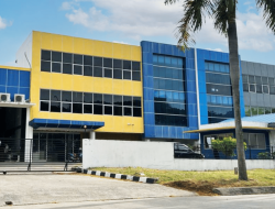 Jenis dan Kegunaan Industrial Door dan Dock Leveler dalam Industri