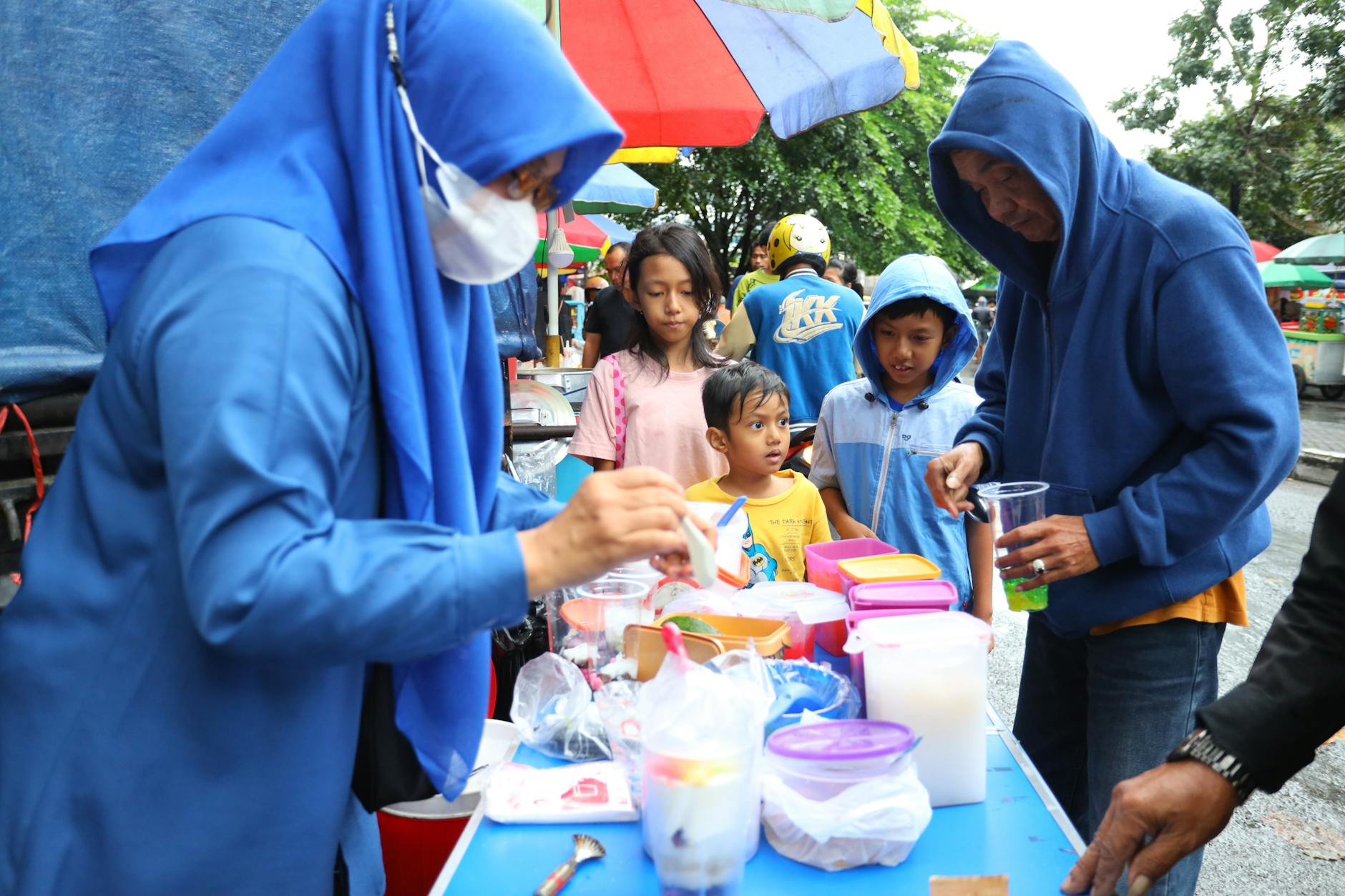 Ilustrasi tim relawan mendistribusikan paket makanan kepada keluarga membutuhkan dalam program bantuan sosial