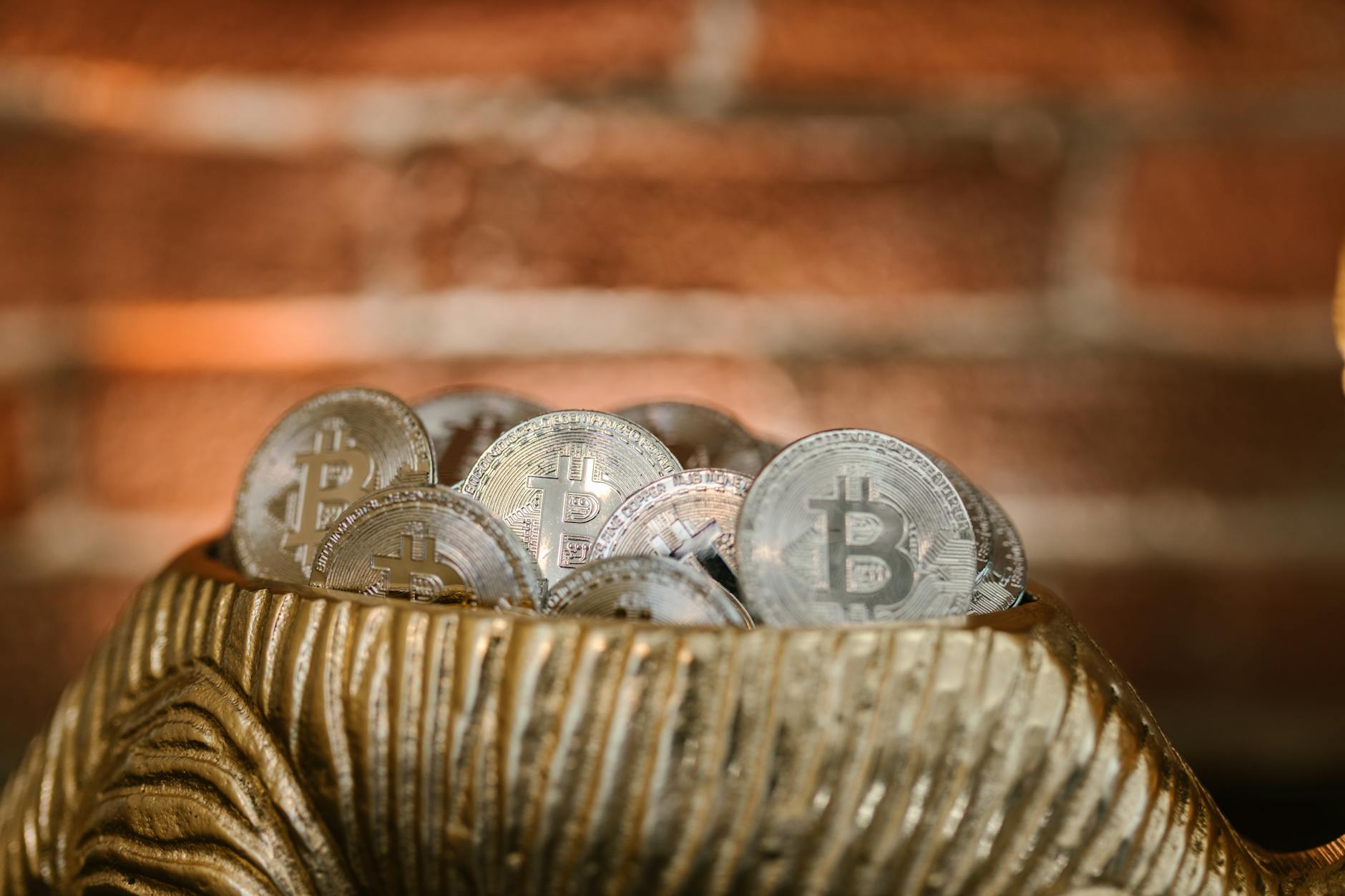 Grafik prediksi harga Bitcoin 2024 menunjukkan tren naik dengan analisis teknikal dan faktor pasar global.