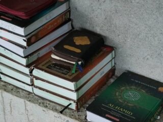 Tebar Cahaya Al-Qur’an, Mahasiswa KKN UIN Walisongo Gelar Wakaf Al-Qur’an di Desa Gempolsongo