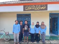 Wujud Kepedulian Lingkungan Ibadah, Mahasiswa KKN UIN Walisongo Bersihkan Musholla Nurul Muttaqin