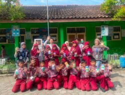 Tumbuhkan Semangat Gemar Menabung Sejak Dini, KKN UIN Walisongo Ajak Siswa SDN Mijen Melukis Celengan