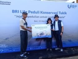 BRI Life Gelar Pelepasan Tukik, Dukung Konservasi Penyu  di Pantai Kuta Bali